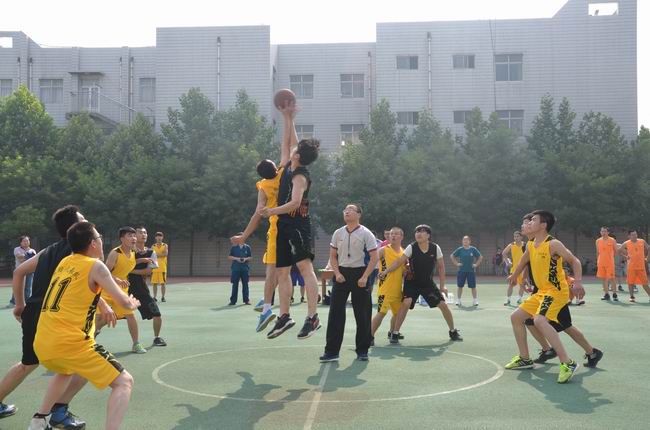 借助夏日火热激情 “猫先生体育杯”男子篮球赛鸣哨开