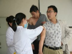 滨城区卫生局到公司开展麻疹接种运动