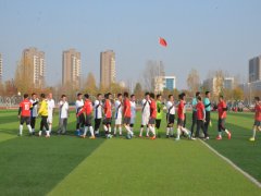 公司与手艺学院开展足球友谊赛