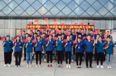 公司员工组方队 激情高昂迎国庆