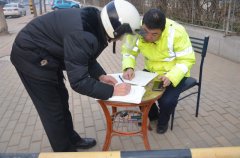 区交警大队为企业员工效劳到“家门”