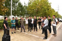 公司优异员工外出加入拓展运动