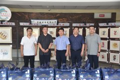 公司到玉龙湖小学开展西席节走访慰问运动