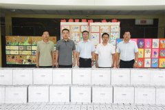 公司到玉龙湖小学开展西席节走访慰问运动